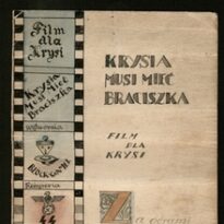 Rulon z ilustracją do wierszowanego utworu "Krysia musi mieć braciszka". Z lewej strony rulonu rozwinięta taśma filmowa z kolorowymi kadrami. Z prawej wierszowany utwór napisany odręcznie. Kadr 1. - Napis: Film dla Krysi Kadr 2. - Tytuł: Krysia musi mieć braciszka Kadr 3. - Wytwórnia: BLOCK - GAMMEL Kadr 4. - Reżyseria: orzeł ze swastyką i napisem SS Kadr 5. - Scenariusz: pochylony sztandar na nim otwarta księga z napisem: Honor i Ojczyzna, poniżej data 26.VI.44 Kadr 6. - Laboratorium: krematorium z dymiącym kominem, obok ogrodzenie z wieżą wartowniczą Kadr 7. - Zdjęcia: Operator filmowy - więzień w sabotach nagrywający scenę bicia więźnia pejczem. Kadr 8. - Główni aktorzy: Krysia Kadr 9. - Krysia z mamą Jagą lecąca na piórku Serafina na obłoku Kadr 10. - Obrazek: Krasnoludek w pasiaku ze skrzydełkami podlewający duży kwiatek (uśmiechający się rumianek) Kadr 11. - Esesman pędzący na motorze Kadr 12. - Grabarze: Chrząszcze ze swastykami na pancerzach (esesmani). W tyle rzędy więźniów na tle baraków - apel. Kadr 13. - Tereny zdjęć: plan obozu na Majdanku Kadr 14. Akcesoria: numer na płótnie 9925, trójkąt czerwony z literą P, pejcz, karabiny. Kadr 15. - Wieża wartownicza z ogrodzeniem obozowym. Na wieży esesman z karabinem. Kadr 16. - Praca więźniów w obozie. Scena przedstawiająca więźniów ciągnących wóz z kamieniami, z tyłu esesman z pejczem. Kadr 17. - Gruby, duży chrząszcz pijący napój z butelki, z boku wychudzeni, spragnieni więźniowie. Kadr 18 - Codzienny obrazek: pośrodku szubienica z powieszonym więźniem z jednej strony, z drugiej kogucik z dzwonkiem. Z tyłu apel z rzędami więźniów. Niebo zachmurzone z czerwonym słońcem. Nad więźniami i nad szubienicą latają ogromne ptaki. W głębi dymiący komin krematorium. Kadr 19. - Filolog i szyderca: Scena przedstawiająca piętrową pryczę, u góry wychudzony więzień czytający książkę; pod spodem gruby, uśmiechnięty anioł (drugie wcielenie więźnia). Kadr 20. - A to nasz Gucio: Portret esesmana z profilu, u góry napis: (nie śmiej się on tak się nazywa). Kadr 21, 22, 23 - pusty Kadr 24. -Ten sam gruby anioł, w spodniach pasiakach, niosący pod pachami dwie paczki z żywnością. Na jednej napis: "Nadawca Krysia". Anioł to "Tatuńcio miły" Kadr 25. - Uśmiechnięta czaszka z piszczelami na tle wzburzonego nieba, pod spodem dwa kroczące znaki SS. Scenki przedstawione bardzo szkicowo, część obrysowana jest dodatkowo czarną linią. Kadry bardzo dekoracyjne, przewaga barw niebiesko-zielonkawych, wykonane z wielką dokładnością, z precyzją szczegółów. Z prawej strony wiersz pisany pismem odręcznym czarnym atramentem, pismem na zmianę drukowanym i ozdobnym. Na zakończeniu wiersza słowo" Koniec". Pod spodem duża stojąca postać Myszki Miki ubranej w krótkie zielone spodenki na szelkach.