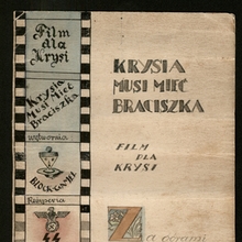 Rulon z ilustracją do wierszowanego utworu "Krysia musi mieć braciszka". Z lewej strony rulonu rozwinięta taśma filmowa z kolorowymi kadrami. Z prawej wierszowany utwór napisany odręcznie. Kadr 1. - Napis: Film dla Krysi Kadr 2. - Tytuł: Krysia musi mieć braciszka Kadr 3. - Wytwórnia: BLOCK - GAMMEL Kadr 4. - Reżyseria: orzeł ze swastyką i napisem SS Kadr 5. - Scenariusz: pochylony sztandar na nim otwarta księga z napisem: Honor i Ojczyzna, poniżej data 26.VI.44 Kadr 6. - Laboratorium: krematorium z dymiącym kominem, obok ogrodzenie z wieżą wartowniczą Kadr 7. - Zdjęcia: Operator filmowy - więzień w sabotach nagrywający scenę bicia więźnia pejczem. Kadr 8. - Główni aktorzy: Krysia Kadr 9. - Krysia z mamą Jagą lecąca na piórku Serafina na obłoku Kadr 10. - Obrazek: Krasnoludek w pasiaku ze skrzydełkami podlewający duży kwiatek (uśmiechający się rumianek) Kadr 11. - Esesman pędzący na motorze Kadr 12. - Grabarze: Chrząszcze ze swastykami na pancerzach (esesmani). W tyle rzędy więźniów na tle baraków - apel. Kadr 13. - Tereny zdjęć: plan obozu na Majdanku Kadr 14. Akcesoria: numer na płótnie 9925, trójkąt czerwony z literą P, pejcz, karabiny. Kadr 15. - Wieża wartownicza z ogrodzeniem obozowym. Na wieży esesman z karabinem. Kadr 16. - Praca więźniów w obozie. Scena przedstawiająca więźniów ciągnących wóz z kamieniami, z tyłu esesman z pejczem. Kadr 17. - Gruby, duży chrząszcz pijący napój z butelki, z boku wychudzeni, spragnieni więźniowie. Kadr 18 - Codzienny obrazek: pośrodku szubienica z powieszonym więźniem z jednej strony, z drugiej kogucik z dzwonkiem. Z tyłu apel z rzędami więźniów. Niebo zachmurzone z czerwonym słońcem. Nad więźniami i nad szubienicą latają ogromne ptaki. W głębi dymiący komin krematorium. Kadr 19. - Filolog i szyderca: Scena przedstawiająca piętrową pryczę, u góry wychudzony więzień czytający książkę; pod spodem gruby, uśmiechnięty anioł (drugie wcielenie więźnia). Kadr 20. - A to nasz Gucio: Portret esesmana z profilu, u góry napis: (nie śmiej się on tak się nazywa). Kadr 21, 22, 23 - pusty Kadr 24. -Ten sam gruby anioł, w spodniach pasiakach, niosący pod pachami dwie paczki z żywnością. Na jednej napis: "Nadawca Krysia". Anioł to "Tatuńcio miły" Kadr 25. - Uśmiechnięta czaszka z piszczelami na tle wzburzonego nieba, pod spodem dwa kroczące znaki SS. Scenki przedstawione bardzo szkicowo, część obrysowana jest dodatkowo czarną linią. Kadry bardzo dekoracyjne, przewaga barw niebiesko-zielonkawych, wykonane z wielką dokładnością, z precyzją szczegółów. Z prawej strony wiersz pisany pismem odręcznym czarnym atramentem, pismem na zmianę drukowanym i ozdobnym. Na zakończeniu wiersza słowo" Koniec". Pod spodem duża stojąca postać Myszki Miki ubranej w krótkie zielone spodenki na szelkach.
