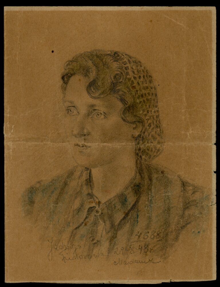 Portret kobiety narysowany ołówkiem na ciemnym papierze. Kobieta widziana w ujęciu trzy czwarte, z lewego profilu, od ramion w górę. Ma twarz o delikatnych rysach i duże oczy. Włosy ułożone w fale wystają spod chustki, którą nosi na głowie. Ubrana w pasiak - marynarkę, z kołnierzem zapiętym pod szyją.