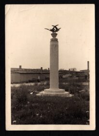 Kolumna Trzech Orłów, ustawiona na III polu Majdanka 1 maja 1943 r. Głowica o kształcie urny oplecionej wieńcem laurowym, z której zrywają się do lotu trzy ptaki pół-gołębie, pół-orły (według określenia autora rzeźby).