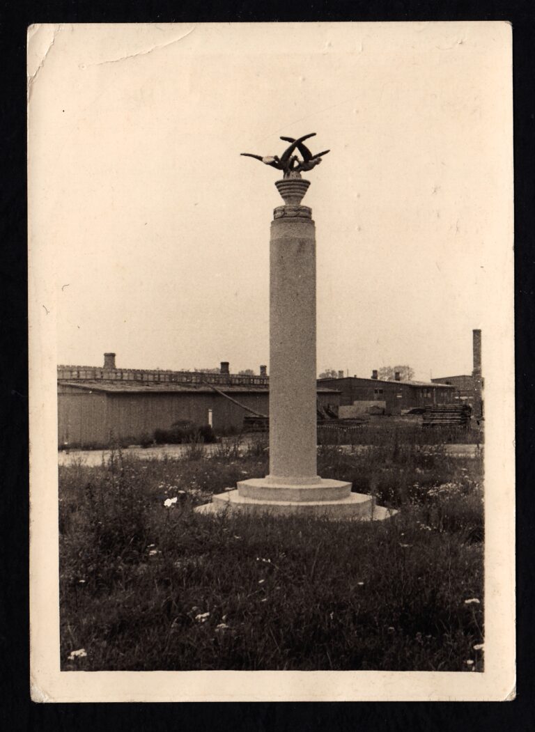 Kolumna Trzech Orłów, ustawiona na III polu Majdanka 1 maja 1943 r. Głowica o kształcie urny oplecionej wieńcem laurowym, z której zrywają się do lotu trzy ptaki pół-gołębie, pół-orły (według określenia autora rzeźby).