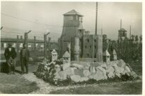 Tzw. "zameczek" - kamienna rzeźba-budowla wzniesiona przez więźniów na II polu latem 1943 r. Zdjęcie wykonane jest od wewnątrz pola w kierunku północnym. Za "zameczkiem" wieża wartownicza, a po lewej stronie zdjęcia barak nr 62. Po prawej kolejna wieża (typu "bocianie gniazdo"), w tle drzewa rosnące przy szosie piaseckiej.