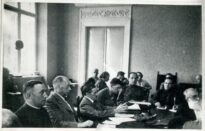 Posiedzenie Polsko-Sowieckiej Komisji Nadzwyczajnej do Zbadania Zbrodni Niemieckich Dokonanych w Obozie Unicestwienia na Majdanku w Lublinie. Na zdjęciu: pierwszy od lewej ks. J. Kruszyński, czwarty od lewej P. Sobolewski i pierwszy od prawej Emil Sommerstein.