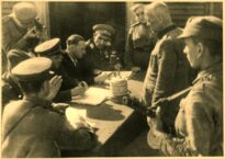 Przesłuchanie SS-Obersturmführera Antona Ternesa, zastępcy kierownika wydziału IV administracji obozowej na Majdanku, przez członków Polsko-Sowieckiej Komisji Nadzwyczajnej. Anton Ternes stoi drugi od prawej, na lewo od niego, w cywilnym ubraniu, siedzi przy stole Dmitrij Kudriawcew.