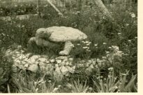 Kamienna rzeźba A. Bonieckiego "Żółw", ustawiona w maju 1943 r.. Zdjęcie wykonane w kierunku północnym.
